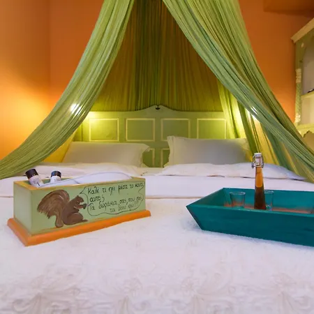 Colours' Pensión Synikia Mesi Trikalon